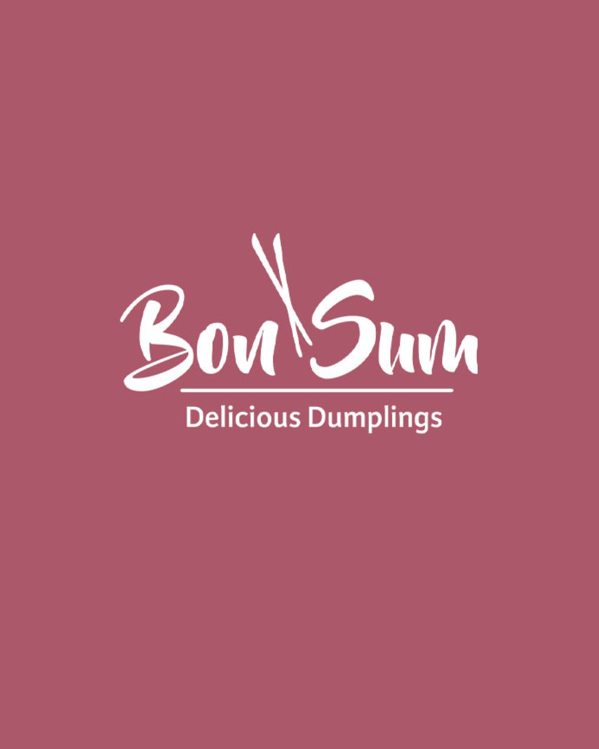 Weißes Logo auf lilafarbenem Hintergrund mit dem Text Bon Sum in Schreibschrift, mit stilisierten Essstäbchen als Buchstabe S. Darunter steht in kleinerer Schrift Delicious Dumplings.
